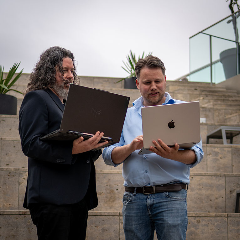 Justin en Mark werken aan de uitvoering van een website en online identiteit voor een klant.