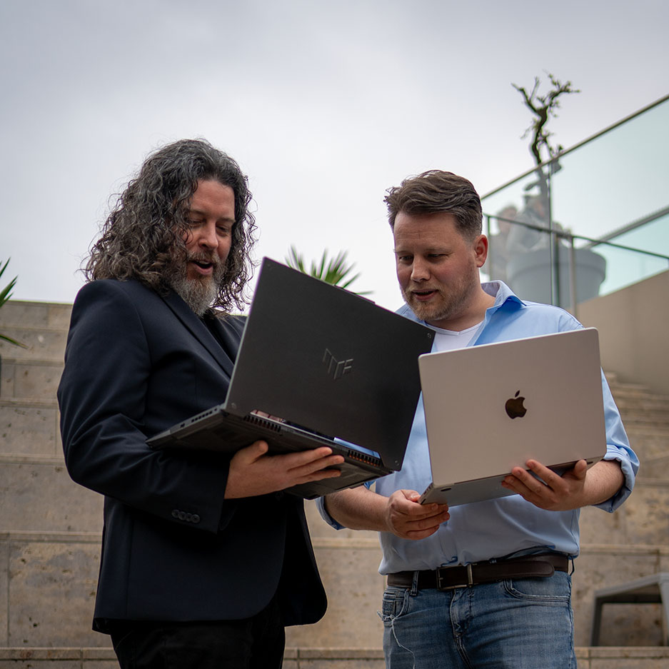 Justin en Mark onderhouden websites en e-mail zodat ondernemers online betrouwbaar blijven werken.