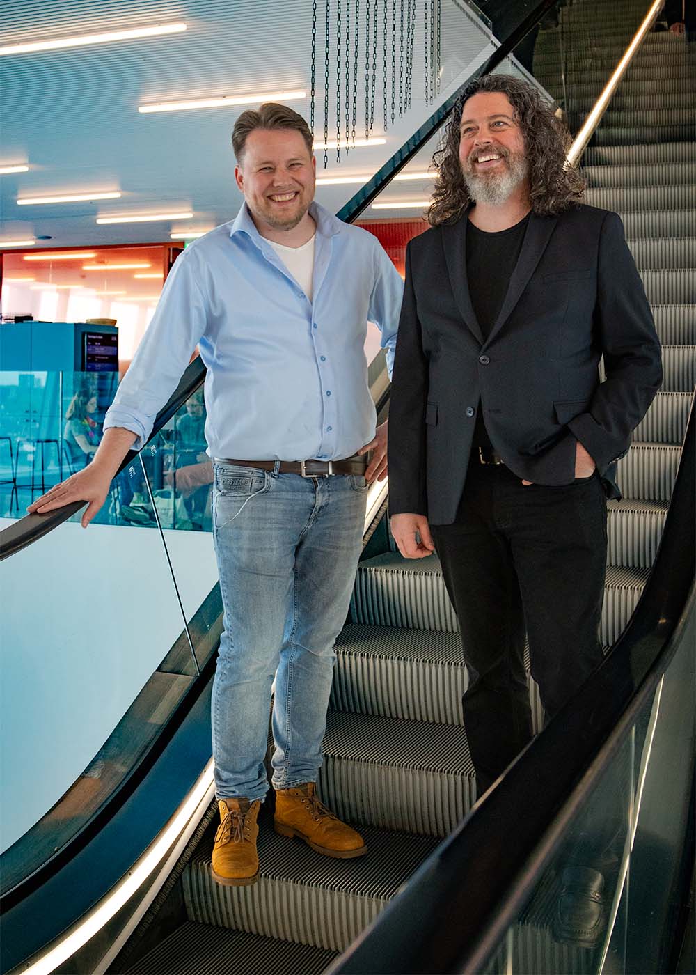 Twee zelfstandig ondernemers, oprichters van Mijn Bedrijf op Internet, werken samen aan digitale oplossingen voor ondernemers.