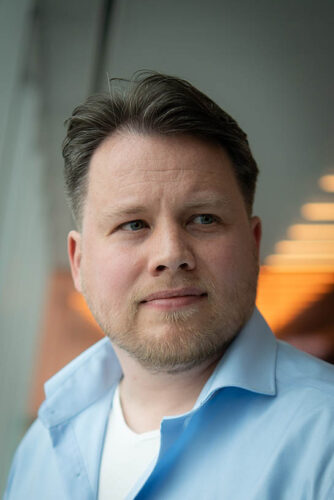 Justin, fotograaf en grafisch vormgever, helpt ondernemers met hun online imago en visuele uitstraling.